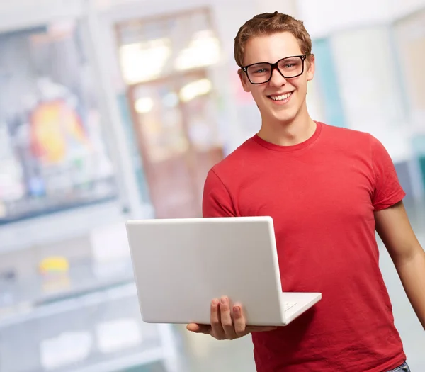 Casual homem segurando laptop — Fotografia de Stock