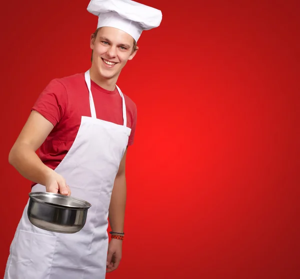 Портрет шеф-повара, держащего в руках пан — стоковое фото