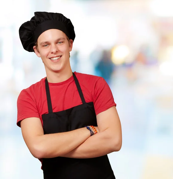 Πορτρέτο του νέους μάγειρας άνθρωπος φορώντας στολή και χαμογελαστός κατά ένα — Φωτογραφία Αρχείου