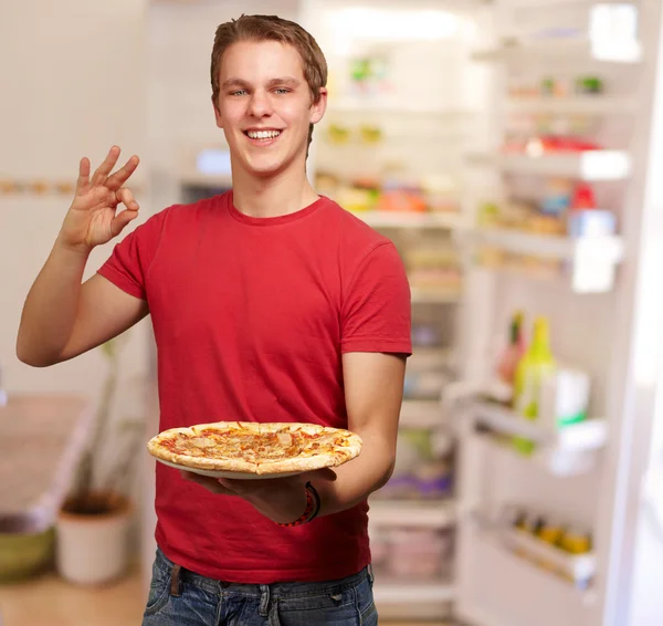 Portré, fiatal ember eszik pizza — Stock Fotó