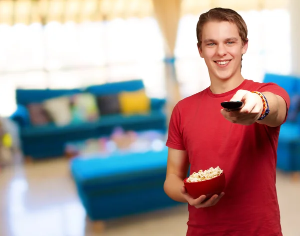 Portret młodego człowieka posiadającego popcorn — Zdjęcie stockowe