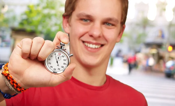 Πορτρέτο ενός νεαρού άνδρα που κατέχουν ένα χρονόμετρο με διακόπτη — Φωτογραφία Αρχείου