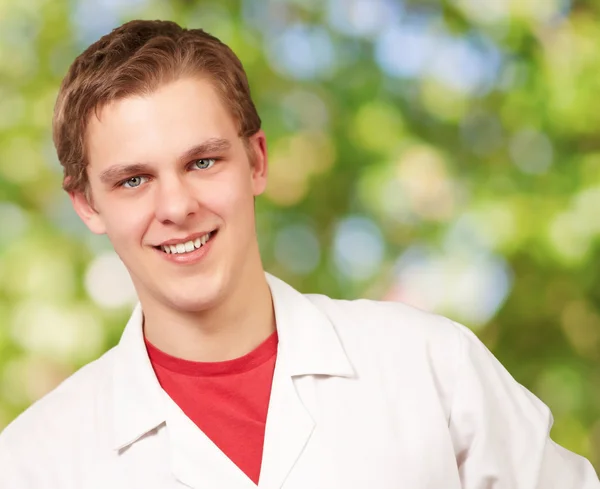 Gülümseyen bir doktor portresi — Stok fotoğraf