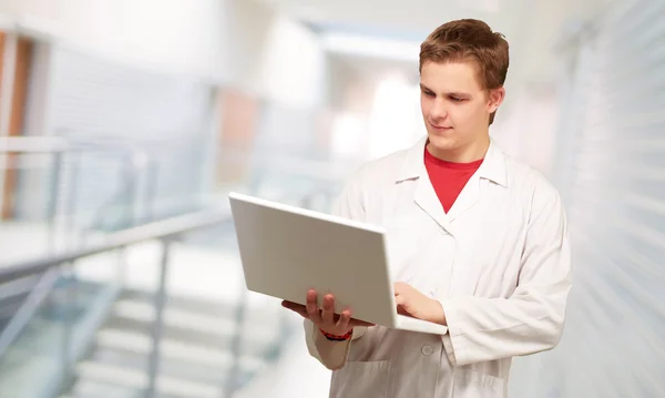 Portrait of a doctor surfing on laptop — Stock Photo, Image