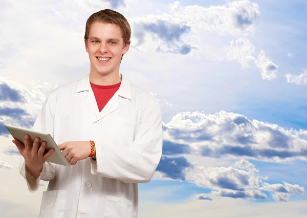 Retrato de um médico usando um comprimido — Fotografia de Stock