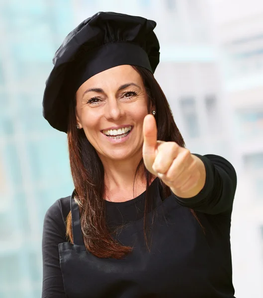 Щаслива жінка показує великий палець вгору — стокове фото