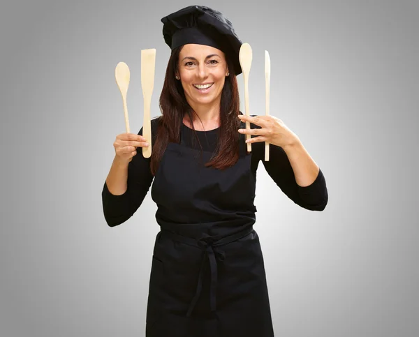 Giovane donna, mostrando cucchiaio — Foto Stock