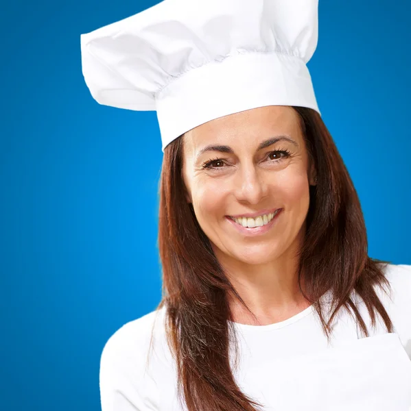Nő chef gazdaság sütött étel — Stock Fotó