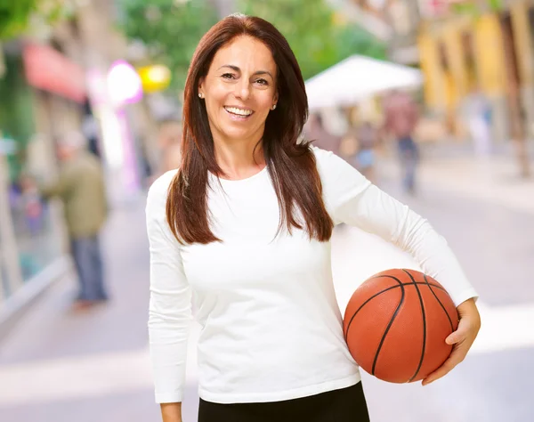 Mujer sosteniendo baloncesto — Foto de Stock