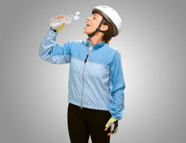 Mujer agua potable —  Fotos de Stock