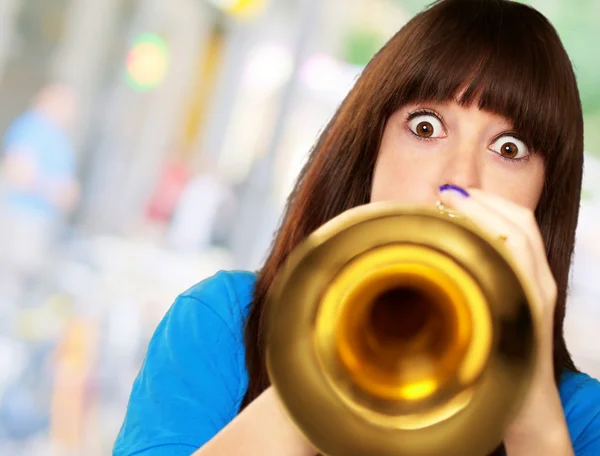 Portræt af en teenager spiller trompet - Stock-foto