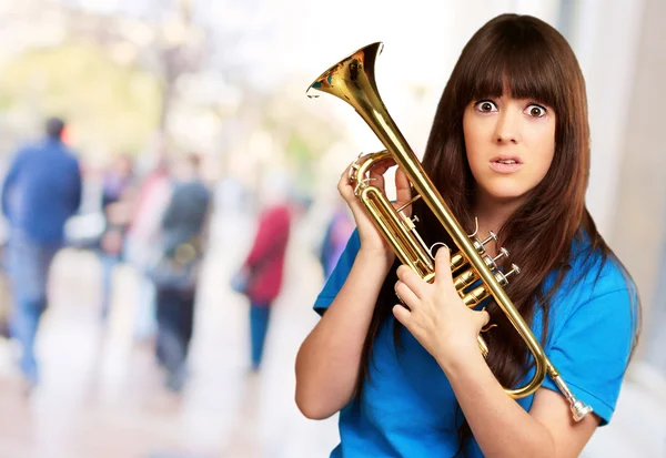 Verward vrouw met trompet — Stockfoto