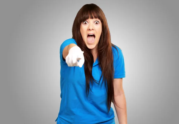 Woman screaming and pointing finger — Stock Photo, Image