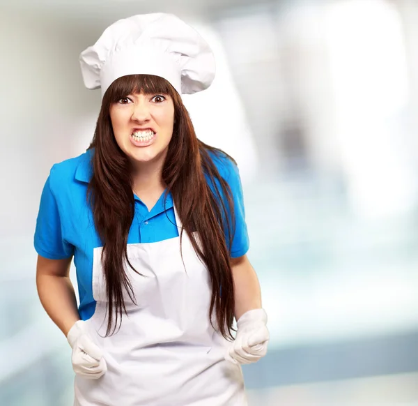 Retrato de una chef hembra apretando — Foto de Stock