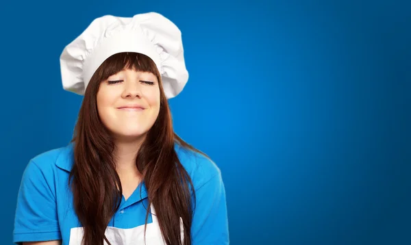 Portret van een jonge vrouwelijke chef-kok tevreden — Stockfoto