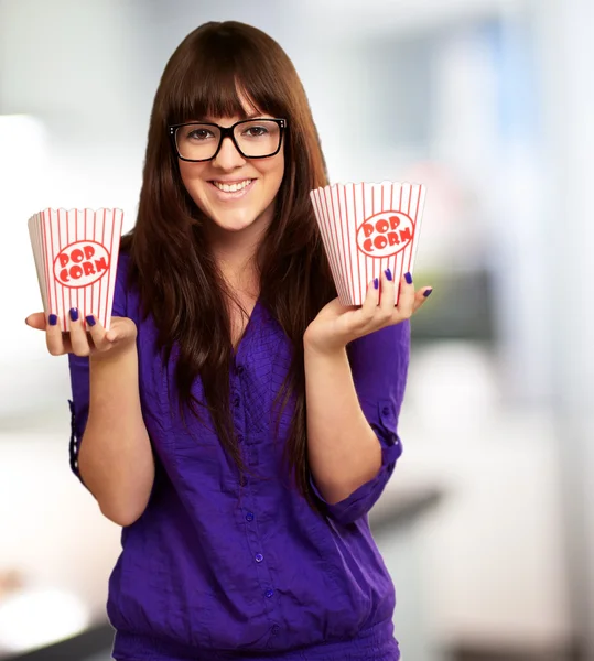 Casual vrouw met popcorn container — Stockfoto