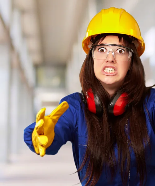 Porträtt av en frustrerad kvinnliga arbetstagare — Stockfoto