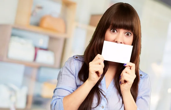 Woman Holding Blank Card — Stock Photo, Image