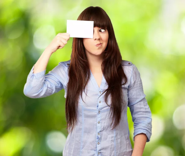 Porträtt av en flicka håller papper och gör ansiktet — Stockfoto
