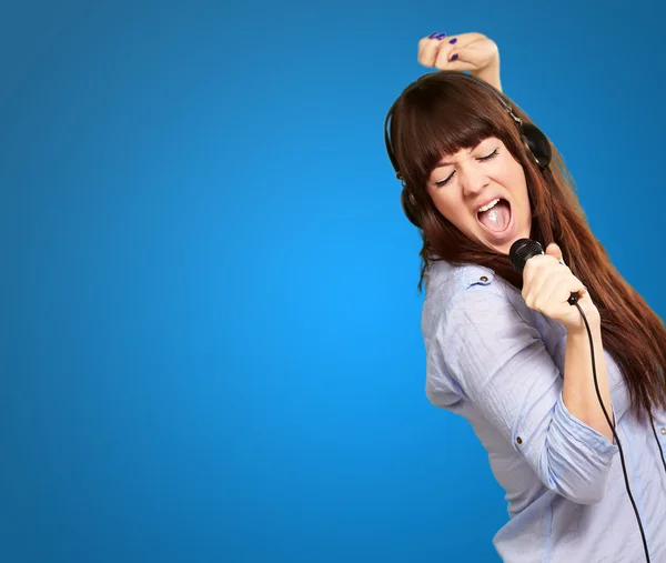 Girl With Headphone Singing On Mike — Stock Photo, Image