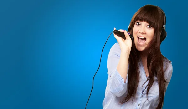 Mädchen mit Headset singt am Mikrofon — Stockfoto
