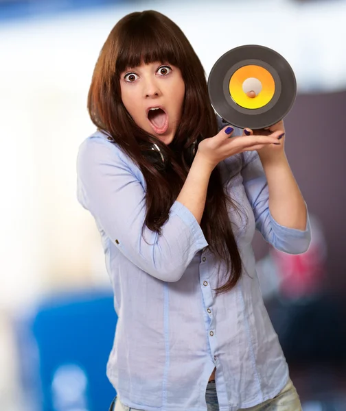 Šok dívka ukazuje vinyl — Stock fotografie