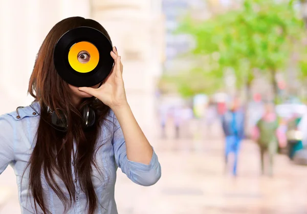 Fiatal lány keres Vinyl — Stock Fotó