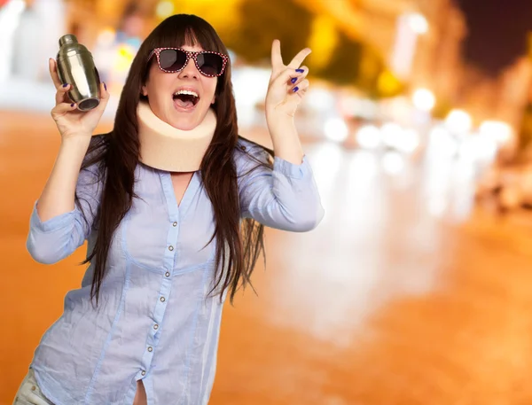 Kvinna som bär neckbrace hålla en shaker — Stockfoto