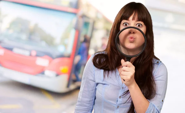 Kobieta trzyma szkło powiększające usta — Zdjęcie stockowe