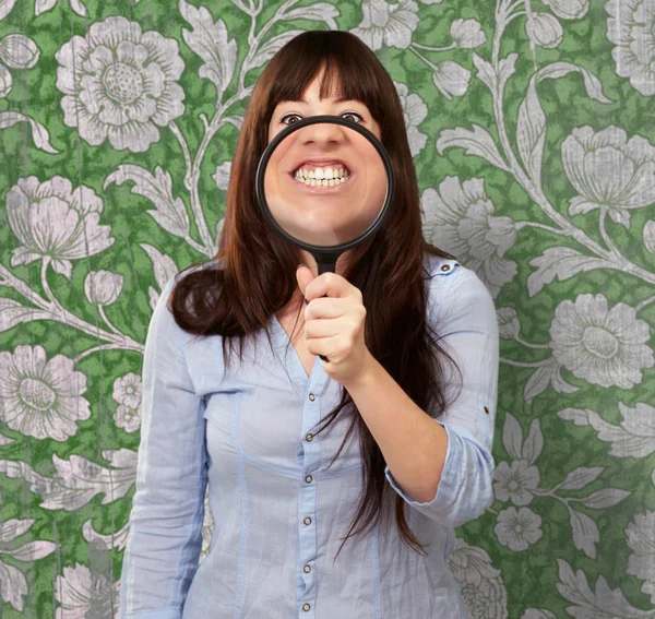 Vrouw met vergrootglas op mond — Stockfoto