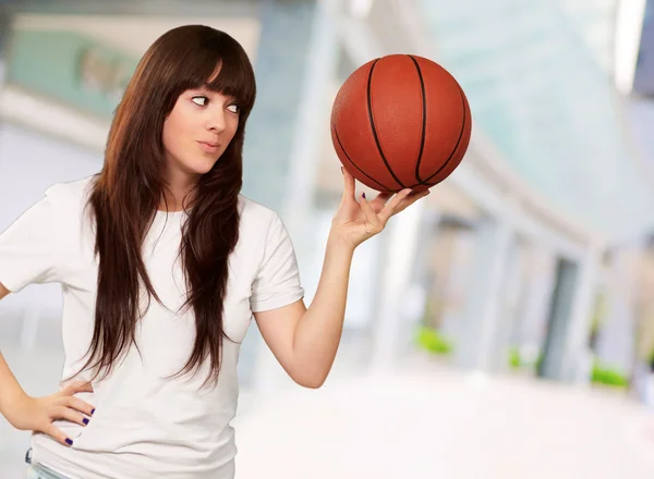 Портрет молодой женщины с футбольным мячом — стоковое фото