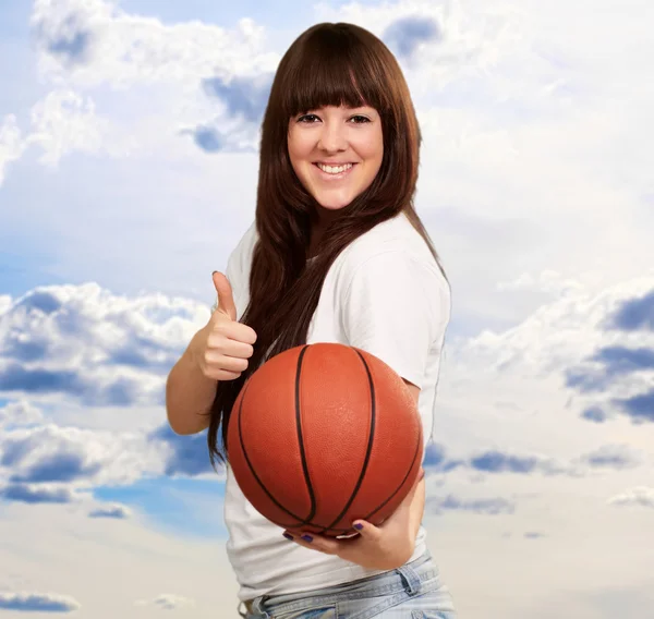 Retrato de una joven mujer con una pelota de fútbol —  Fotos de Stock
