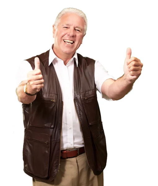 Un hombre mayor mostrando pulgares hacia arriba — Foto de Stock
