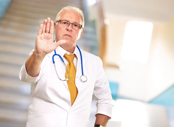 Portrait d'un médecin masculin montrant un signe d'avertissement — Photo