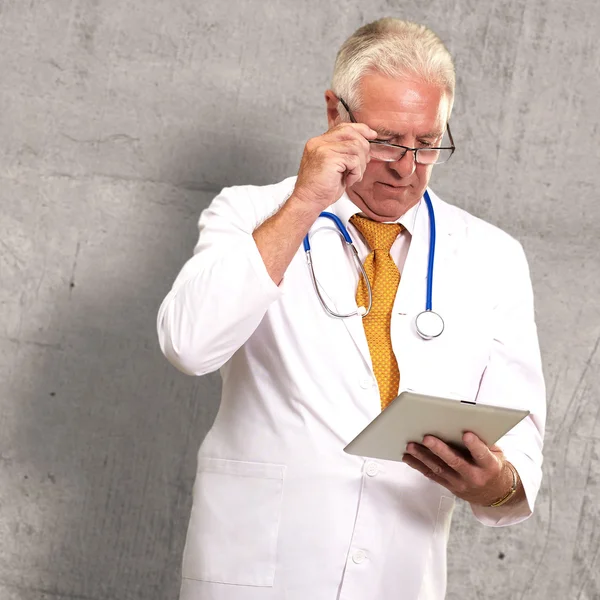 Portrait Of A Male Doctor Holding A Tab — Stock Photo, Image