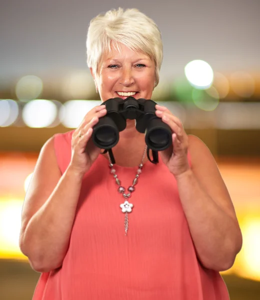 Een senior vrouw met verrekijkers — Stockfoto