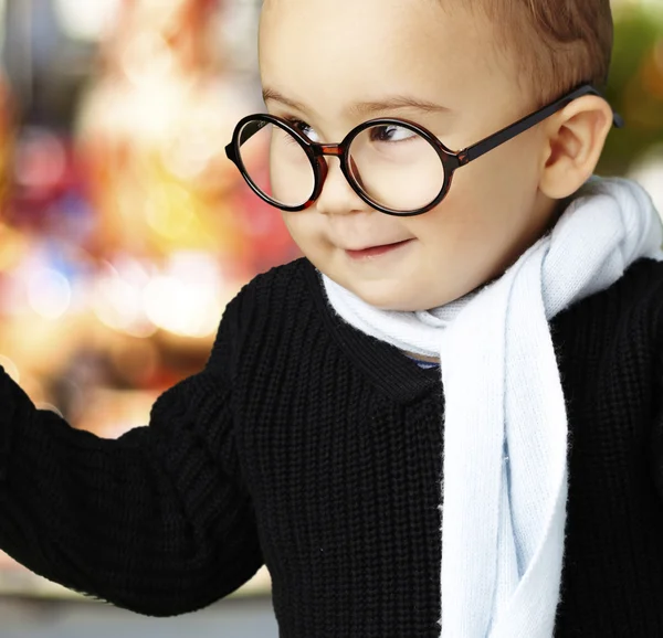 Porträtt av bedårande kid bär glasögon gestikulerande tvivel mot — Stockfoto