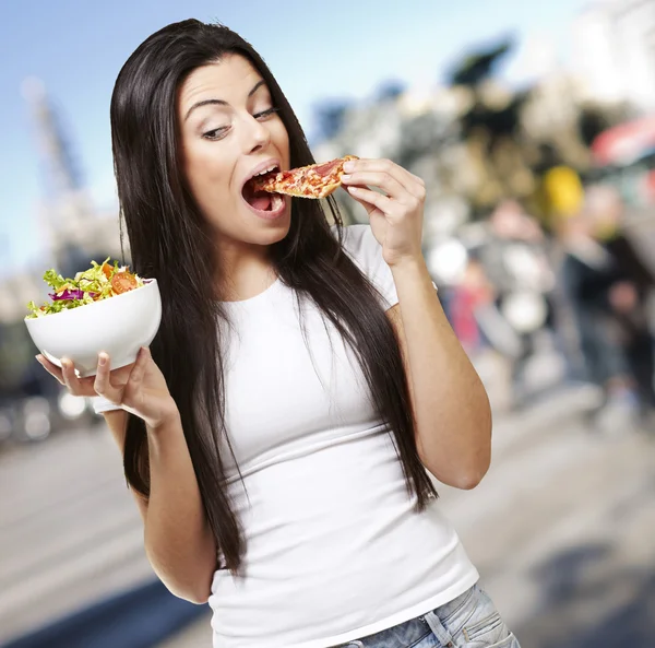Kobieta jedząca pizzę — Zdjęcie stockowe