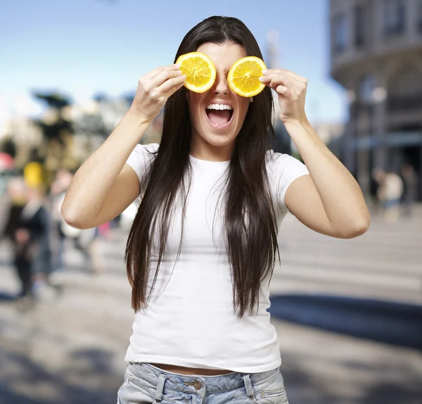Жінка з апельсинами як очі — стокове фото