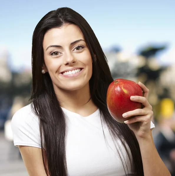 Woman holding a mango — Stockfoto