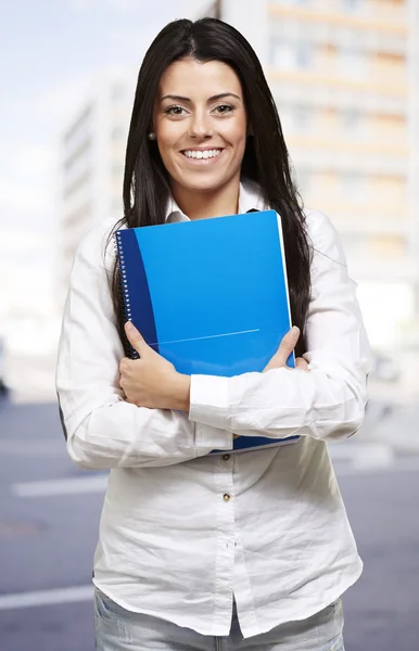 Žena drží notebook — Stock fotografie