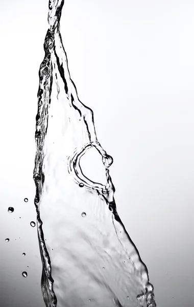 Primer plano de un chorro de agua sobre un fondo blanco — Foto de Stock