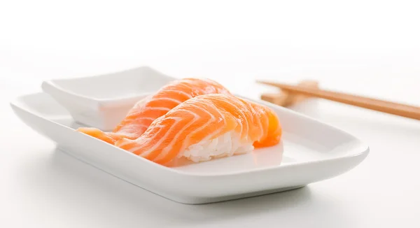 Zwei Sushi-Brötchen serviert — Stockfoto
