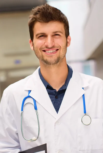 Portret młodego lekarza — Zdjęcie stockowe