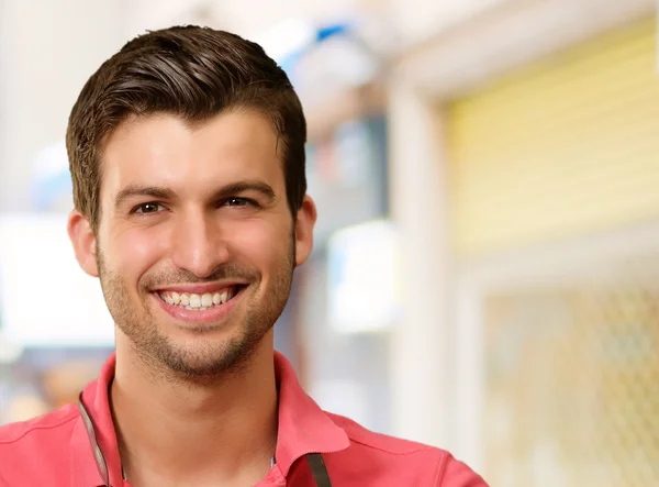 Portret van een jonge man glimlachend — Stockfoto