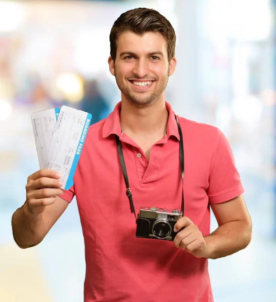 Retrato del hombre que sostiene la cámara y la tarjeta de embarque — Foto de Stock