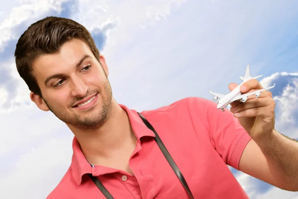 Człowiek posiadający kartę pokładową i samolot — Zdjęcie stockowe