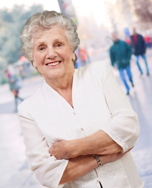 Портрет очаровательной пожилой женщины, стоящей на улице — стоковое фото