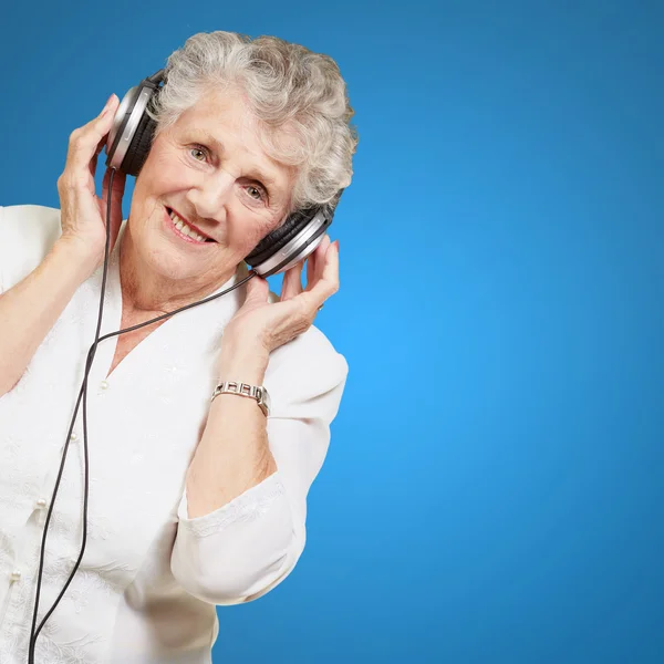 Retrato de una mujer, mientras escucha música — Foto de Stock