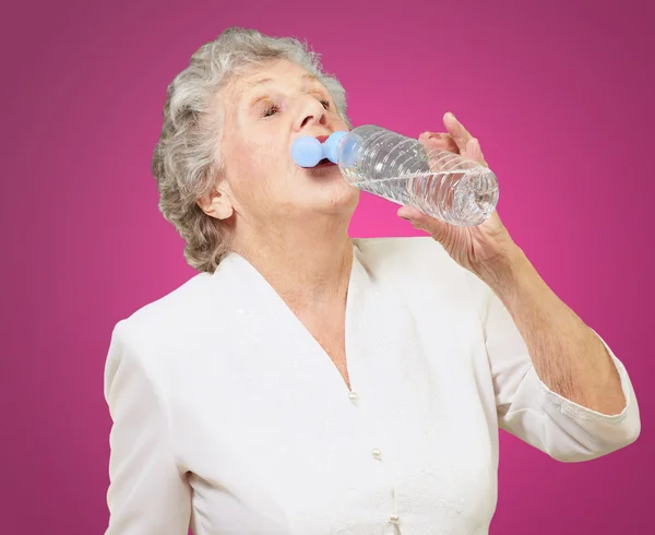 水を飲んでのどが渇いての成熟した女性 — ストック写真